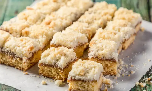 Szybkie ciasto na niedzielę do kawy, pokrojone w kostkę, z warstwą dżemu i kruszonką. Idealne na leniwe popołudnie.