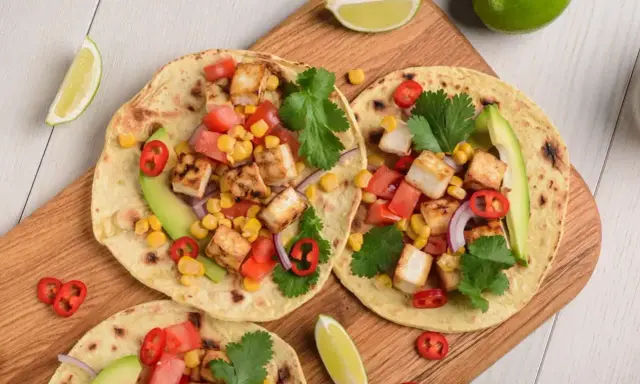 Kolorowe tortille z grillowanym tofu, kukurydzą, pomidorami, awokado i papryczką chili. Idealny lekki obiad.