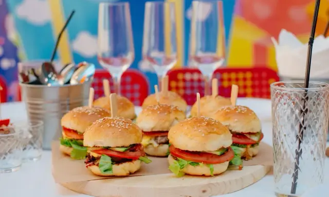 Mini burgery na drewnianej desce, idealne na przyjęcie. Gdzie kupić bułki do mini burgerów? Tutaj!