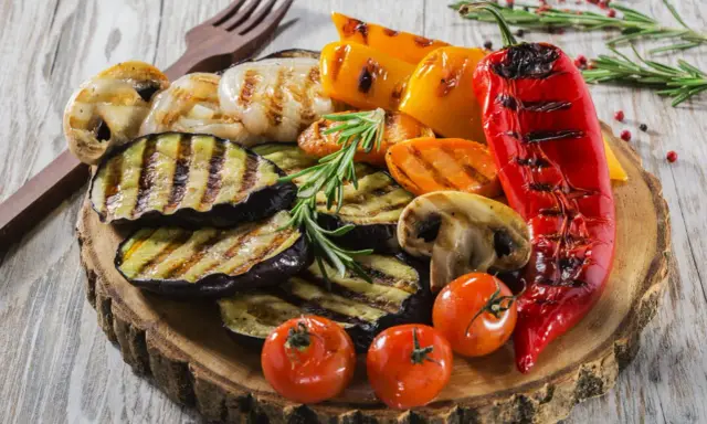 Grillowane warzywa: bakłażan, papryka, pieczarki, pomidorki. Idealne na co na grilla tanio i zdrowo.