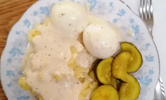Stare przepisy na obiad: ziemniaki z jajkami w sosie i ogórki kiszone. Klasyka domowej kuchni.