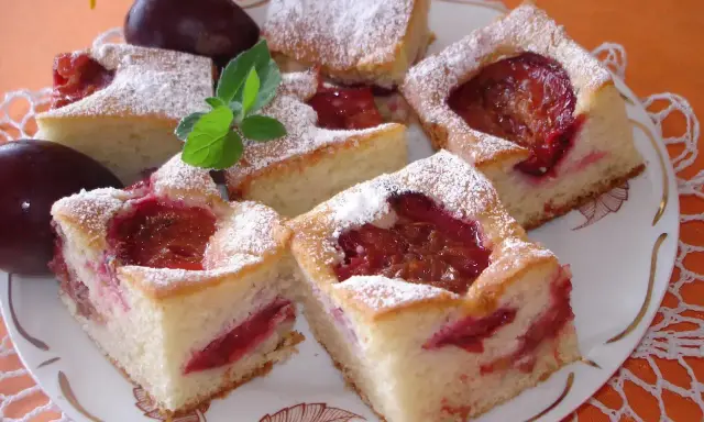 Pyszne ciasto ze śliwkami na oleju i jogurcie, posypane cukrem pudrem. Idealne na deser!