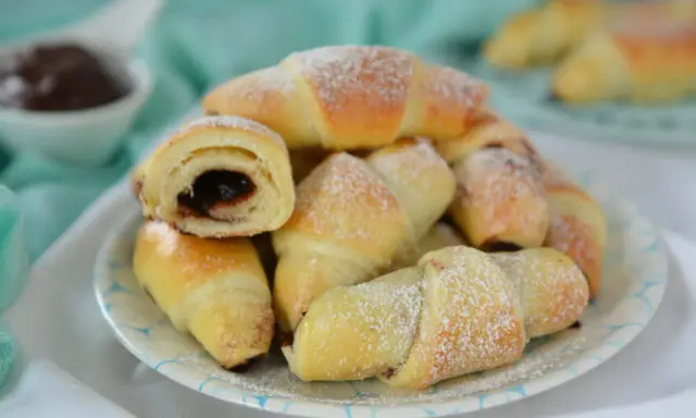 Rogaliki drożdżowe z czekoladą, posypane cukrem pudrem. Smak dzieciństwa, jak u babci!