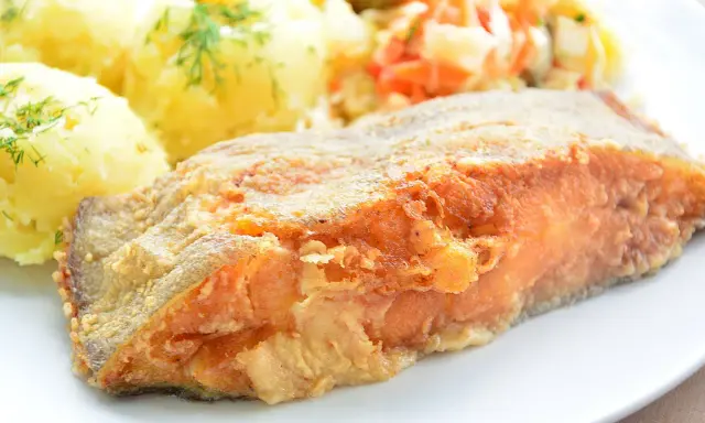 Chrupiący halibut smażony na złoto, podany z purée ziemniaczanym i surówką. Pyszny obiad gotowy!