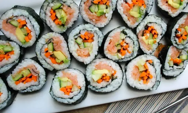 Gotowe rolki sushi z łososiem, awokado, ogórkiem i marchewką. Idealne, by zacząć przygodę, jak zrobić sushi!