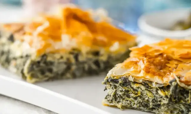 Chrupiąca, złocista spanakopita z warstw ciasta filo i aromatycznym nadzieniem ze szpinaku i sera feta.