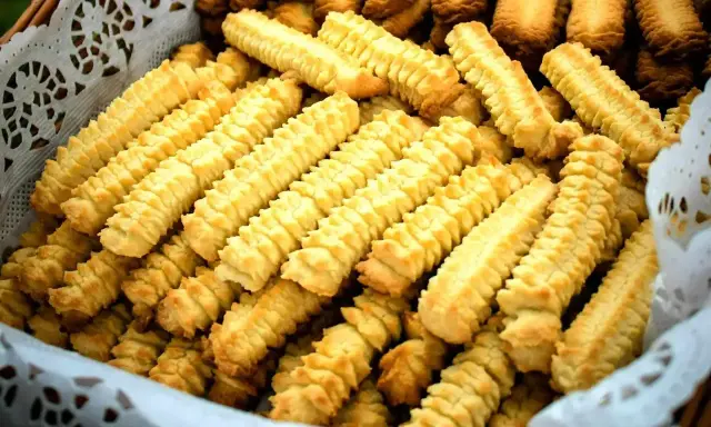 Koszyk pełen pysznych, złocistych ciasteczek kruchych babci, pachnących domem i wspomnieniami.