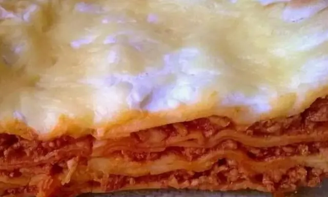 Warstwy makaronu, sosu mięsnego i sera tworzą apetyczny przekrój lasagne. Idealny prosty przepis na lasagne z mięsem mielonym.