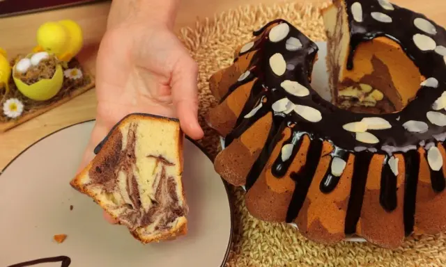 Pyszna babka marmurkowa z polewą czekoladową i migdałami. Idealna na wielkanocny stół, zgodnie z przepisem na babkę marmurkową.