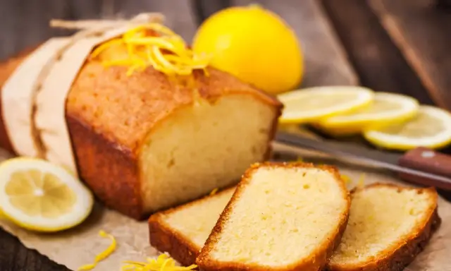 Babka piaskowa przepis babci. Puszysty, cytrynowy keks z kandyzowaną skórką, podany z plasterkami cytryny.
