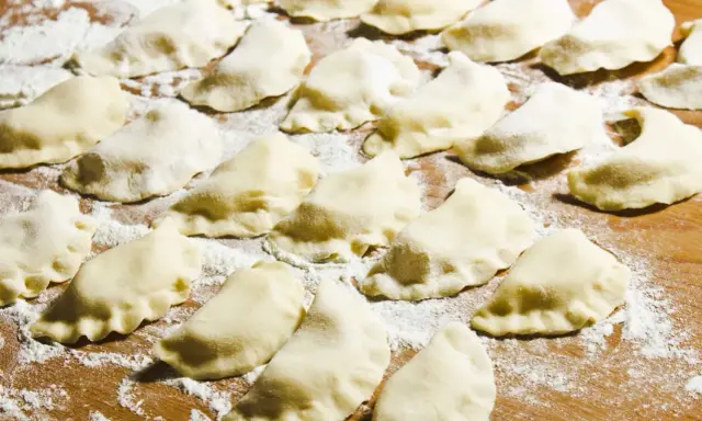 Gotowe do gotowania pierogi z serem, jak z przepisu na pierogi z serem Magdy Gessler. Idealne na rodzinny obiad.