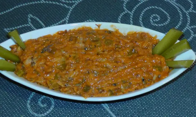 Pyszna pasta z makreli w pomidorach, podana z ogórkami konserwowymi. Idealna na kanapki.
