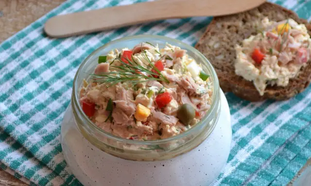 Pyszna pasta z tuńczyka i twarogu, z dodatkiem jajka i papryki, podana w słoiczku. Idealna na kanapki.