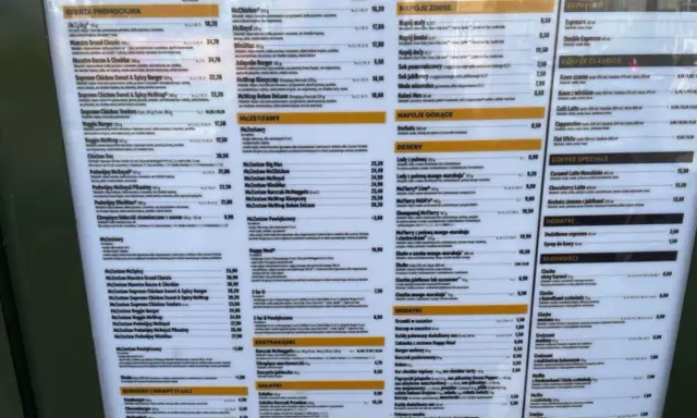Menu McDonald's z cenami. Big Mac kosztuje 17,50 zł. Dostępne są zestawy, napoje, desery i kawa.