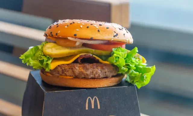 Ile kosztuje hamburger w Mc? Ceny w różnych miastach Polski