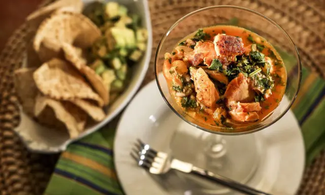 Pyszne ceviche z łososiem w kieliszku, obok miseczka z awokado i chipsami. Idealne na letni obiad.