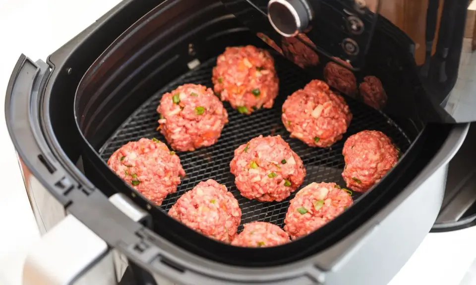 Pyszne klopsiki gotowe do pieczenia w air fryerze. Idealne na szybki obiad, odkryj nowe air fryer przepisy obiad.