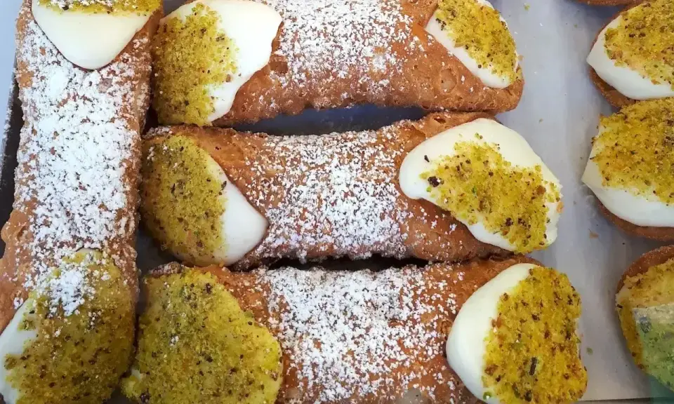 Pyszne, chrupiące rurki z kremem i pistacjami. Idealny dobry przepis na ciasto na rurki, posypane cukrem pudrem.