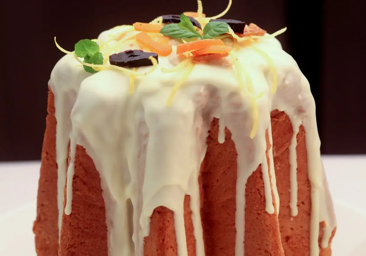 Wielkanocna babka z lukrem, kandyzowaną skórką pomarańczową i listkami mięty. Wygląda pysznie!