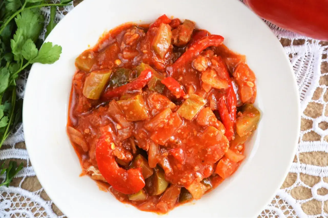 Pyszna ryba po japońsku w sosie pomidorowym z papryką i cukinią. Aromatyczne danie, które zachwyci każdego smakosza.