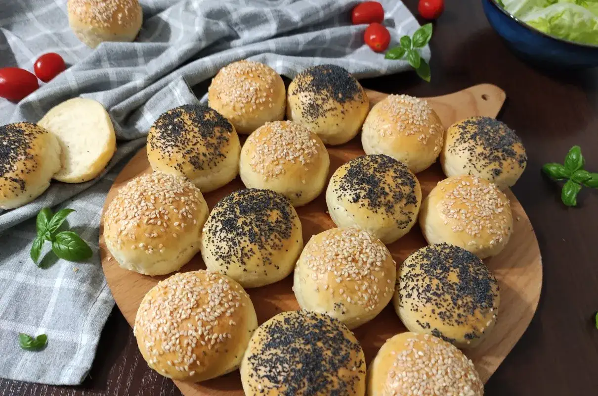 Mnóstwo świeżych bułek do mini burgerów, posypanych sezamem i makiem. Idealne, by zrobić domowe burgery!