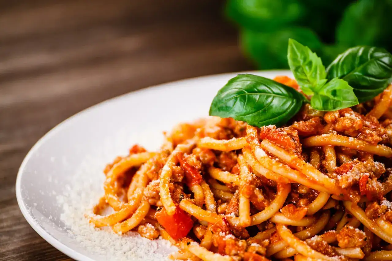 Pyszne spaghetti bolognese, idealne na prosty obiad. Aromatyczny sos mięsny z pomidorami i bazylią.