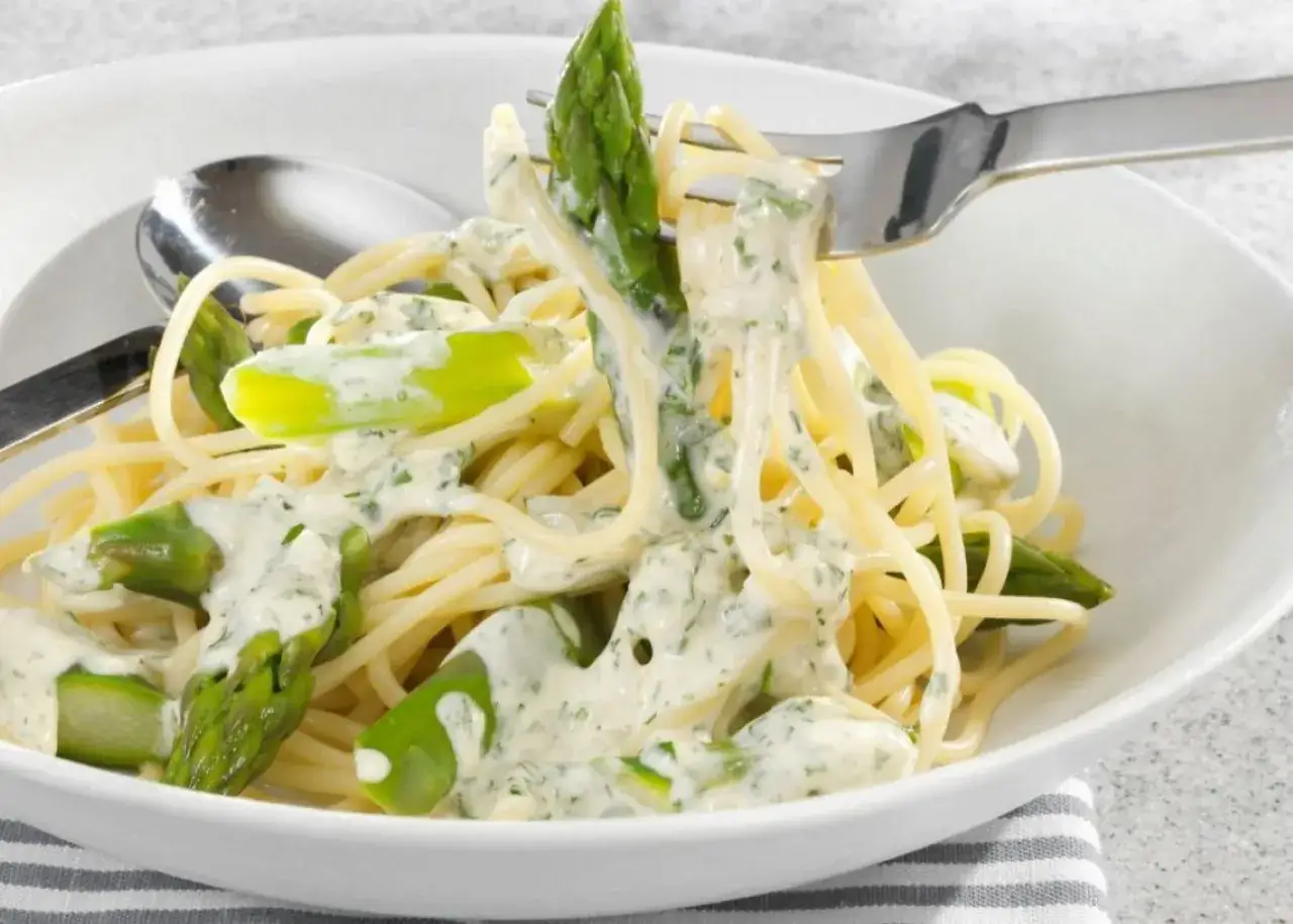 Spaghetti z zielonymi szparagami w kremowym sosie, doprawione ziołami. Pyszne danie, które zachwyca smakiem.