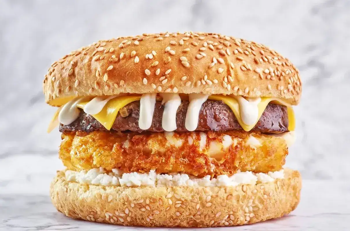 Pyszny burger drwala przepis: soczysty kotlet, ser, chrupiąca panierka i ser biały na sezamowej bułce.