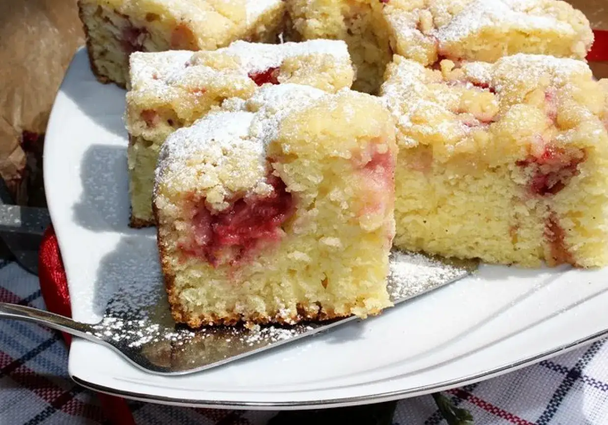 Pyszne ciasto z truskawkami, idealne na letnie popołudnie. Ten przepis na ciasto z truskawkami zachwyci każdego!