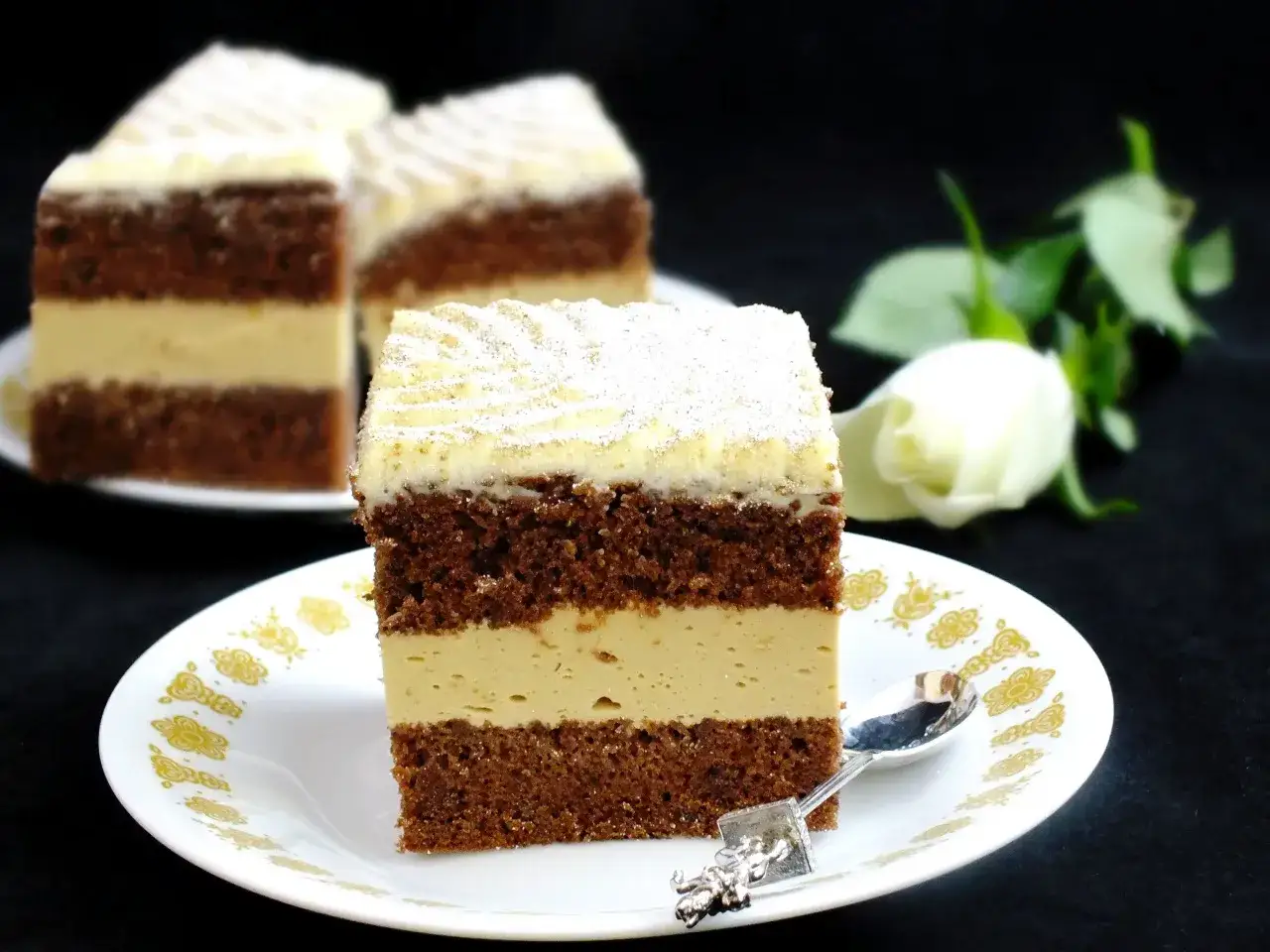 Pyszne ciasto cappuccino na biszkopcie, z kremową masą i kawowym aromatem. Idealne na deser.