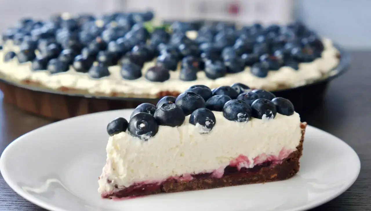 Szybkie ciasto z serkiem mascarpone i borówkami, idealne na deser.