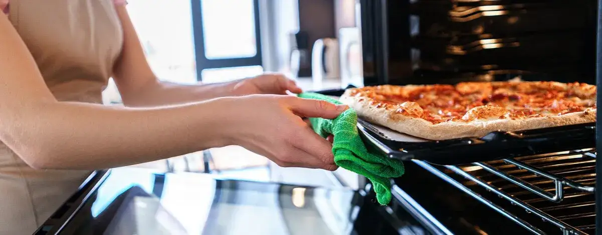 Zdjęcie Czy pizzę piec na papierze do pieczenia? Odkryj wady i zalety