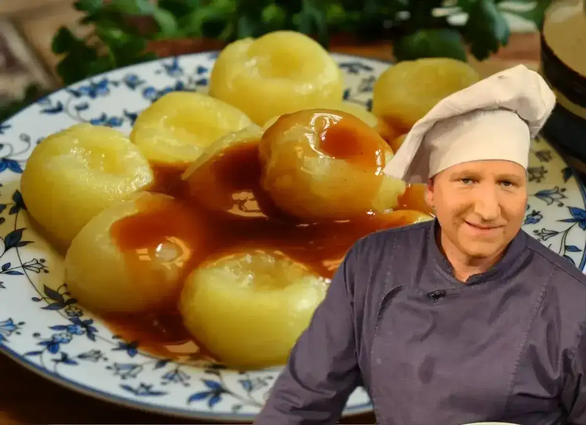 Szef kuchni prezentuje kluski śląskie w sosie. Dowiedz się, ile gotować kluski śląskie, by były idealne!