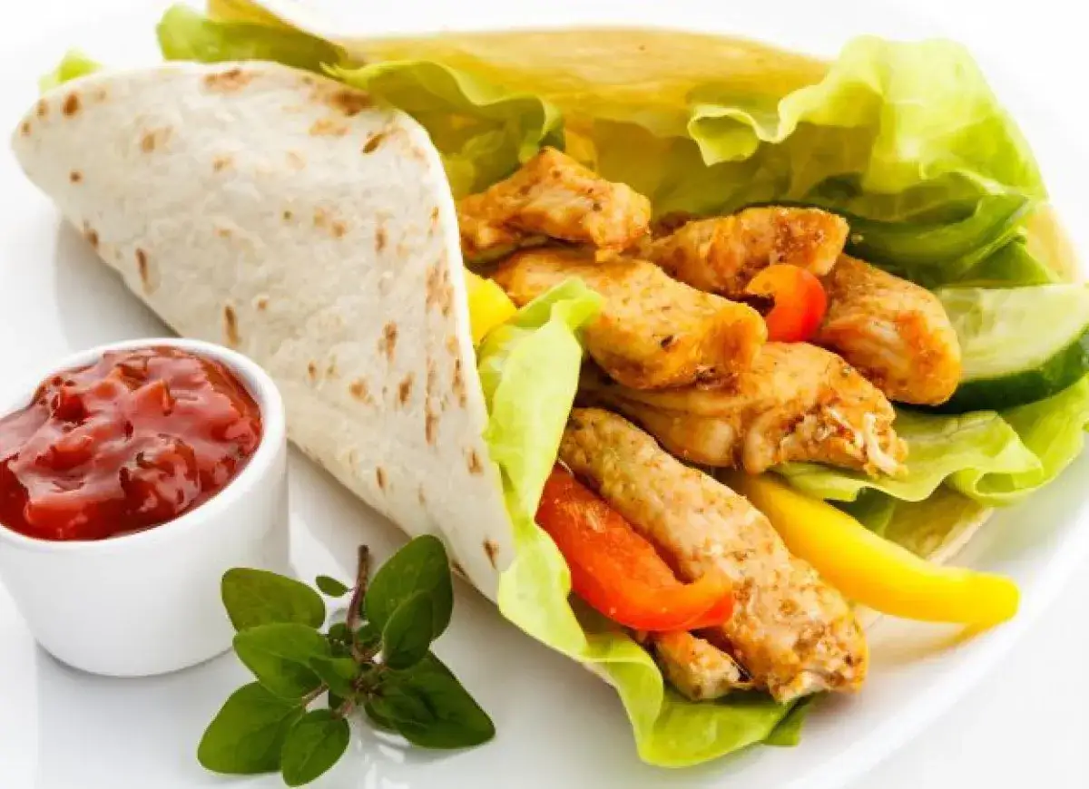 Pyszny kebab w picie z soczystym kurczakiem, chrupiącą sałatą, papryką i sosem. Idealny na szybki posiłek.