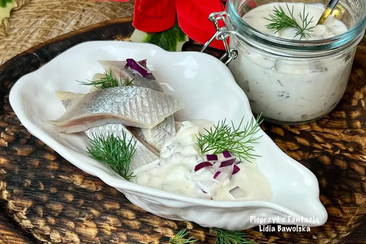 Śledzie w śmietanie, jak u babci, z koperkiem i czerwoną cebulką. Pyszny przepis na śledzie w śmietanie.