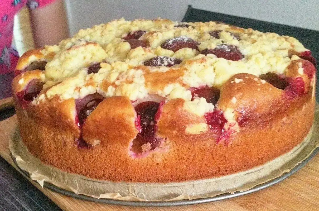 Puszyste ciasto ze śliwkami na oleju i jogurcie, posypane kruszonką. Idealne na deser.