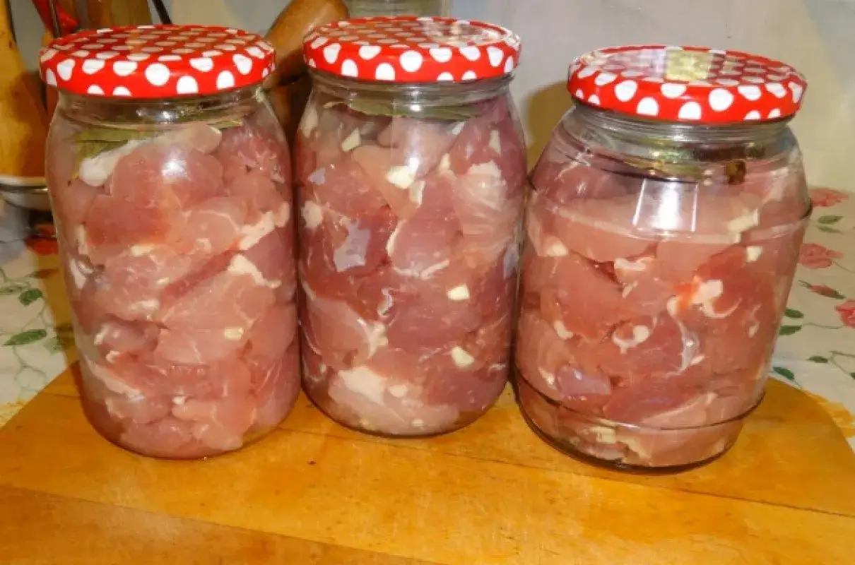 Trzy słoiki z mięsem na gulasz, gotowe do pasteryzacji. Zastanawiasz się, jak długo pasteryzować gulasz w słoiku?