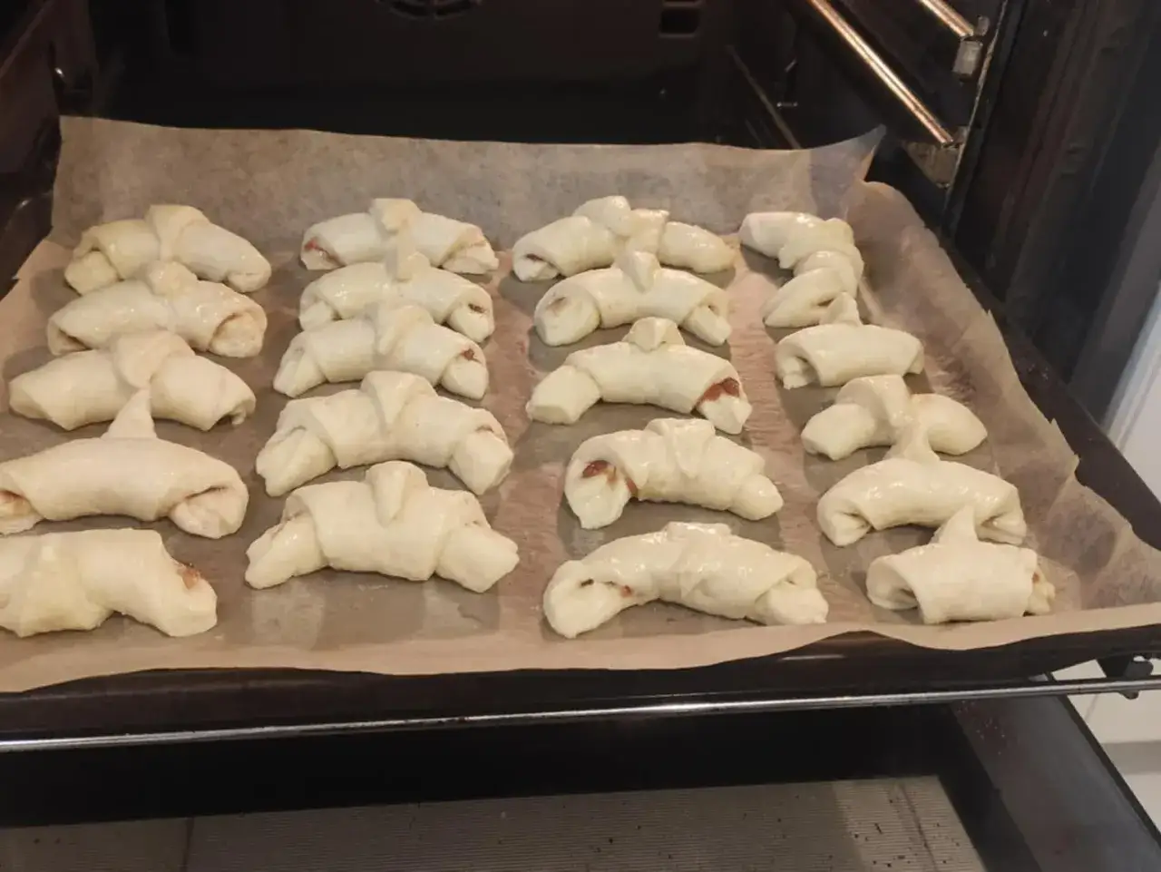 Gotowe do pieczenia rogaliki drożdżowe, pachnące jak u babci. Pyszny przepis na słodkie wypieki.