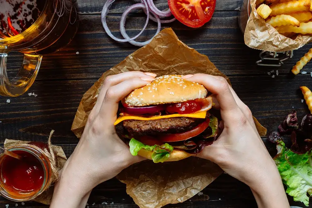Zdjęcie Z jakiego kraju pochodzi hamburger? Odkryj jego nieznane korzenie