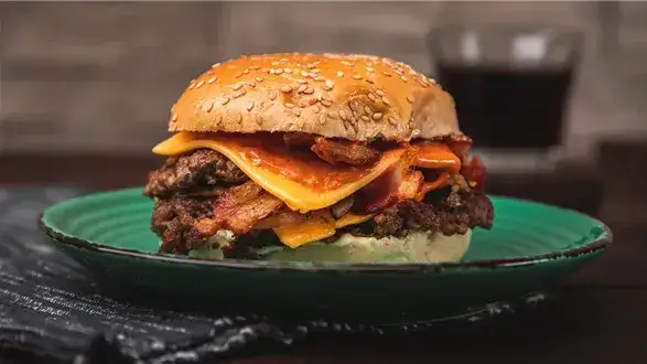 Zdjęcie Jak doprawić mięso do burgerów, aby były soczyste i pełne smaku