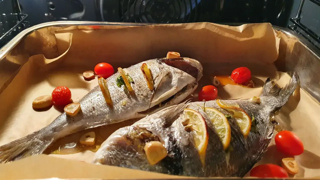 Dwie dorady pieczone z cytryną i pomidorkami. Czy to dorada? Tak, to pyszna ryba!