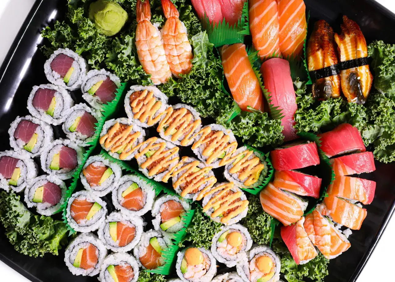 Taca sushi z Lidla: rolki z tuńczykiem i awokado, łososiem, krewetkami, a także nigiri z łososiem, tuńczykiem i węgorzem.