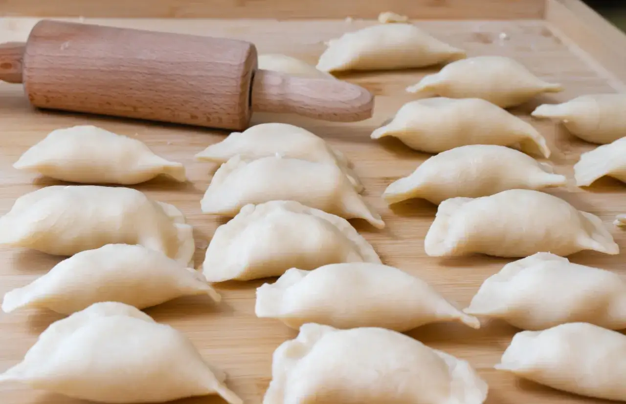 Gotowe do lepienia pierogi, każdy z nich czeka na swój pyszny farsz. Ten pierogi przepis to początek domowej uczty.