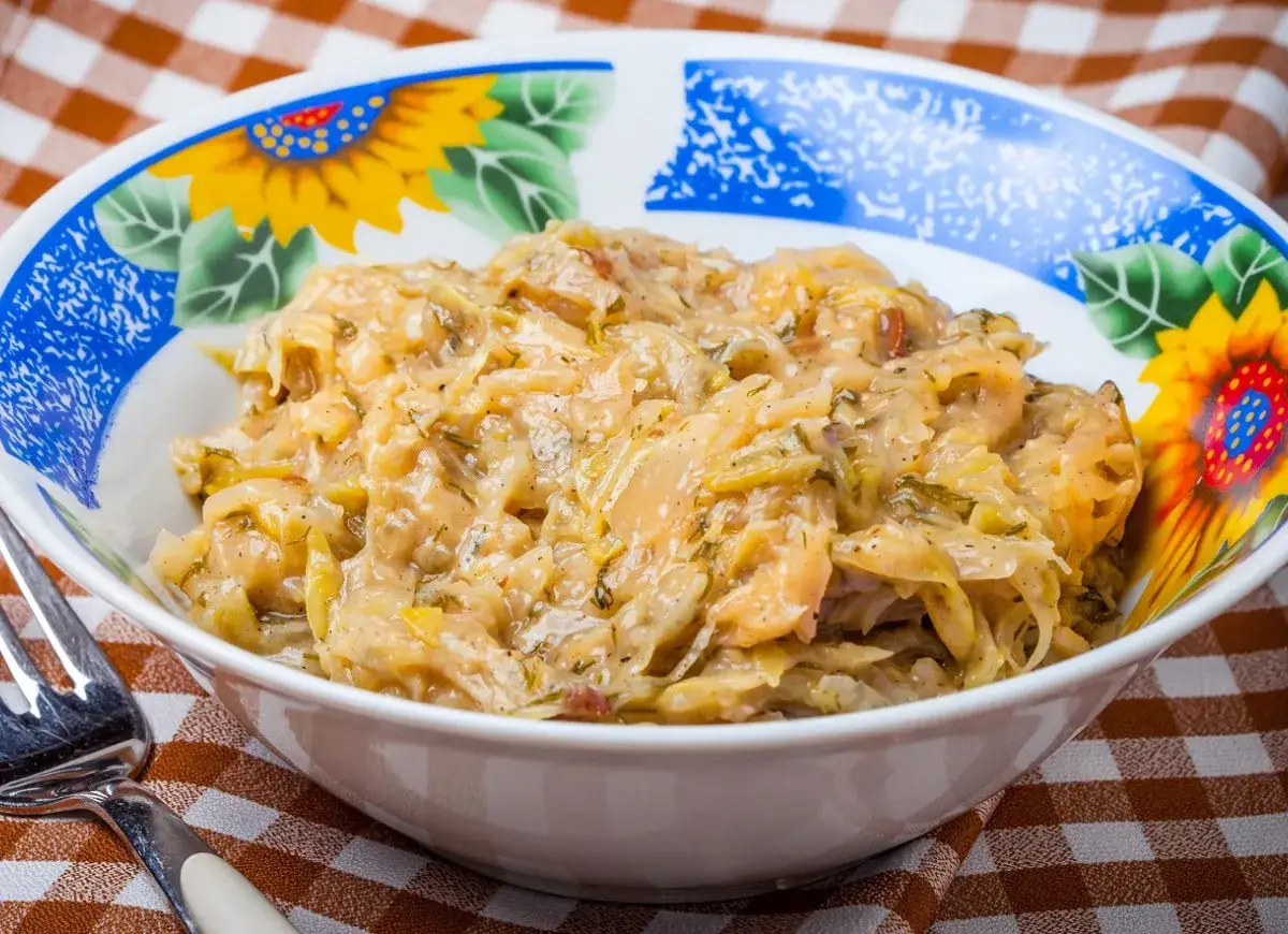 Młoda kapusta z koperkiem, jak u babci. Pyszny, domowy smak.