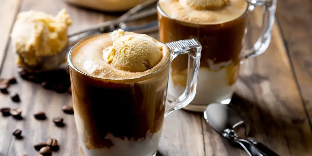 Dwa kubki gorącego espresso z gałką lodów waniliowych tworzą idealne affogato. Kawa i lody tworzą pyszne połączenie.