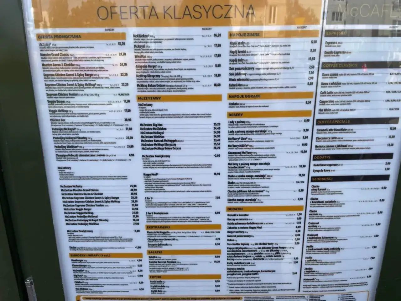 Menu McDonald's z cenami. Big Mac kosztuje 17,50 zł. Dostępne są zestawy, napoje i desery.
