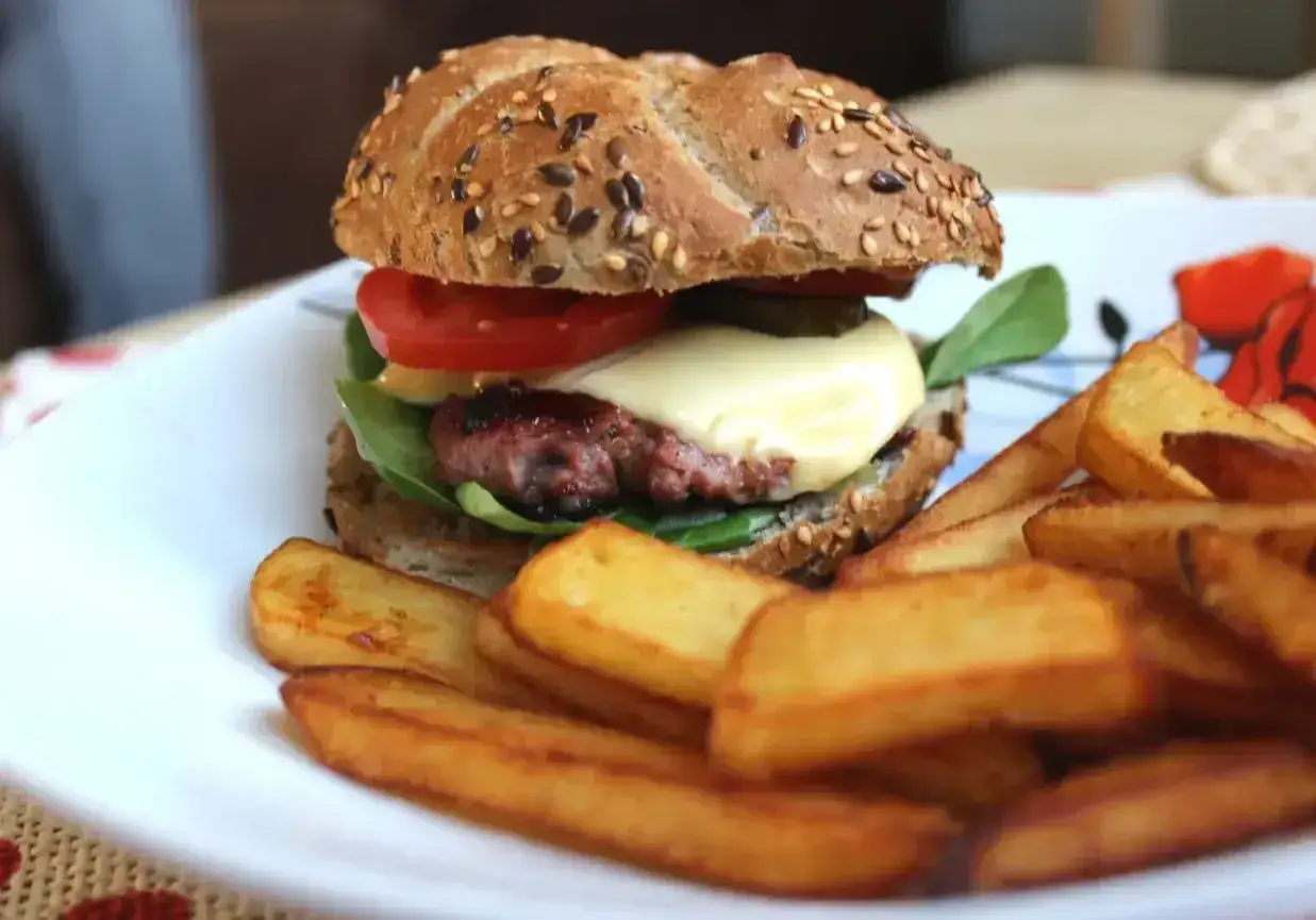 Pyszne, prawdziwe burgery przepis na domowy obiad. Soczysty kotlet, ser, warzywa i chrupiące frytki.