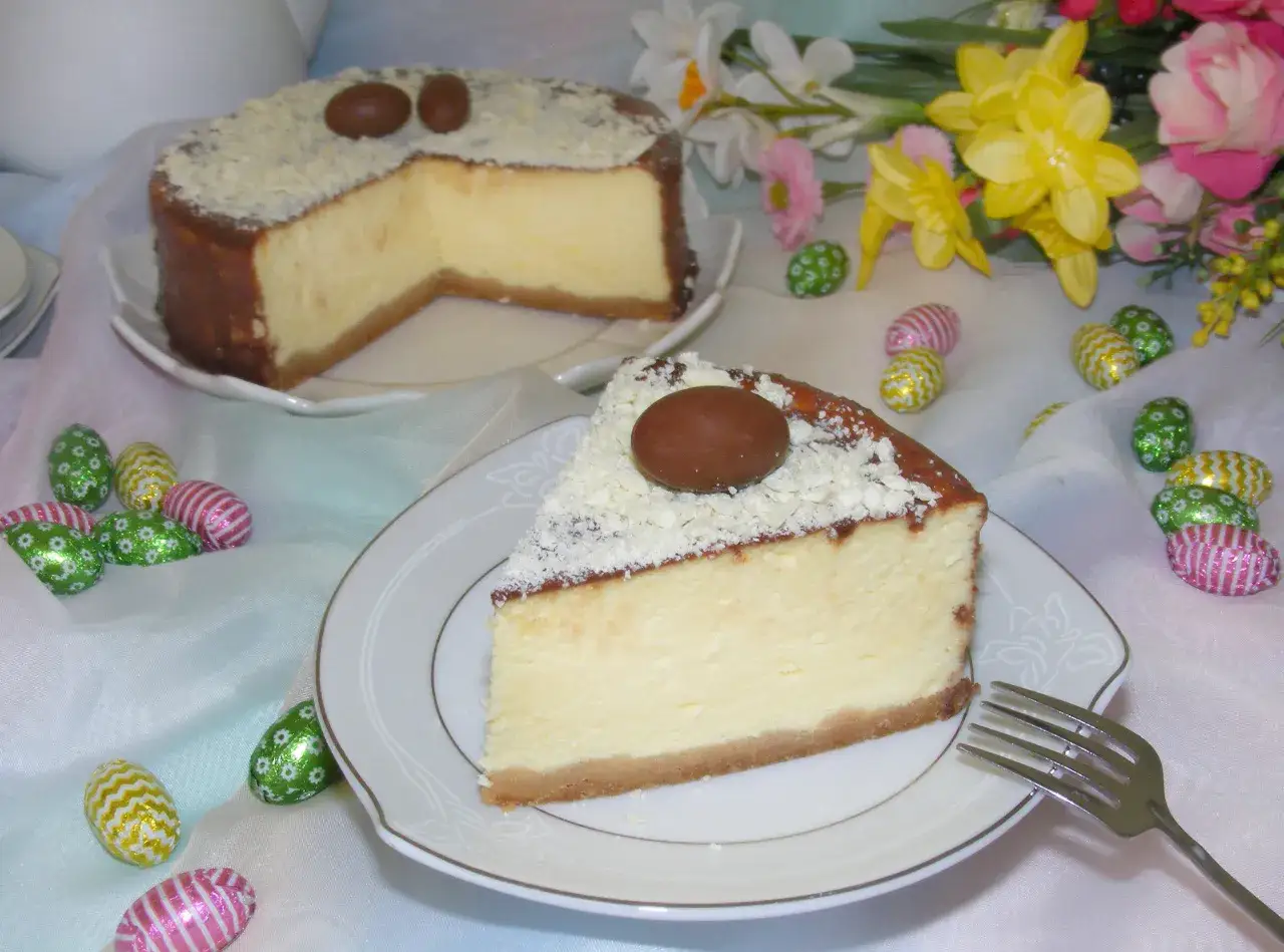 Pyszny sernik z mascarpone, udekorowany czekoladowymi jajeczkami i wiórkami białej czekolady. Idealny przepis na święta!