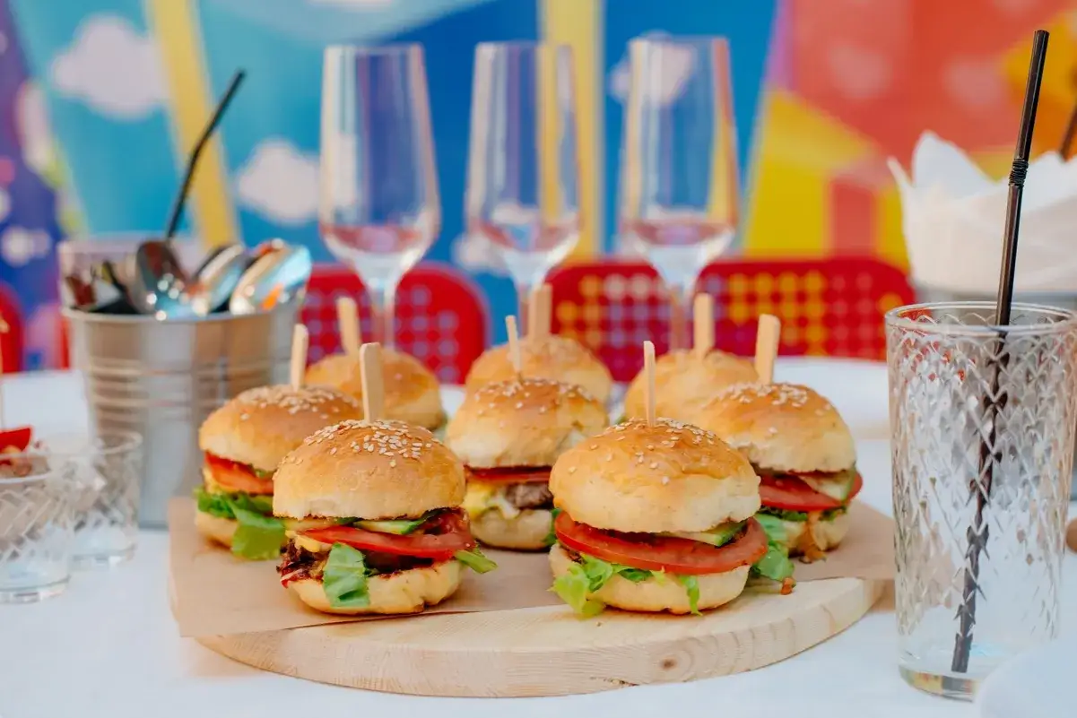 Mini bułki do burgerów, idealne na przyjęcie. Gdzie kupić takie pyszności?