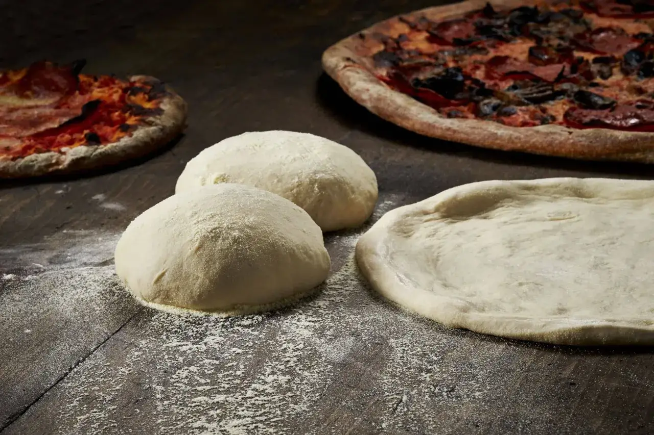 Kule ciasta na pizzę i gotowe placki, idealne do przygotowania autentycznej pizza włoska przepis.
